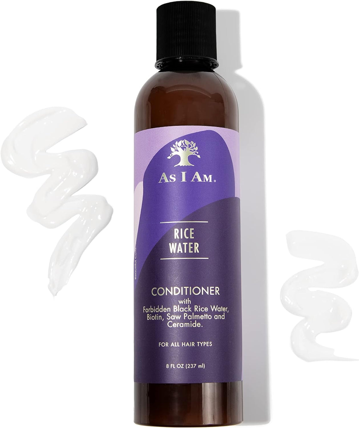 Eine braune Flasche As I Am Rice Water Conditioner (237 ml) mit lila Etikett mit Produktname, Inhaltsstoffen und Menge. Auf dem Bild sind auch zwei weiße Kleckse des Produkts zu sehen.