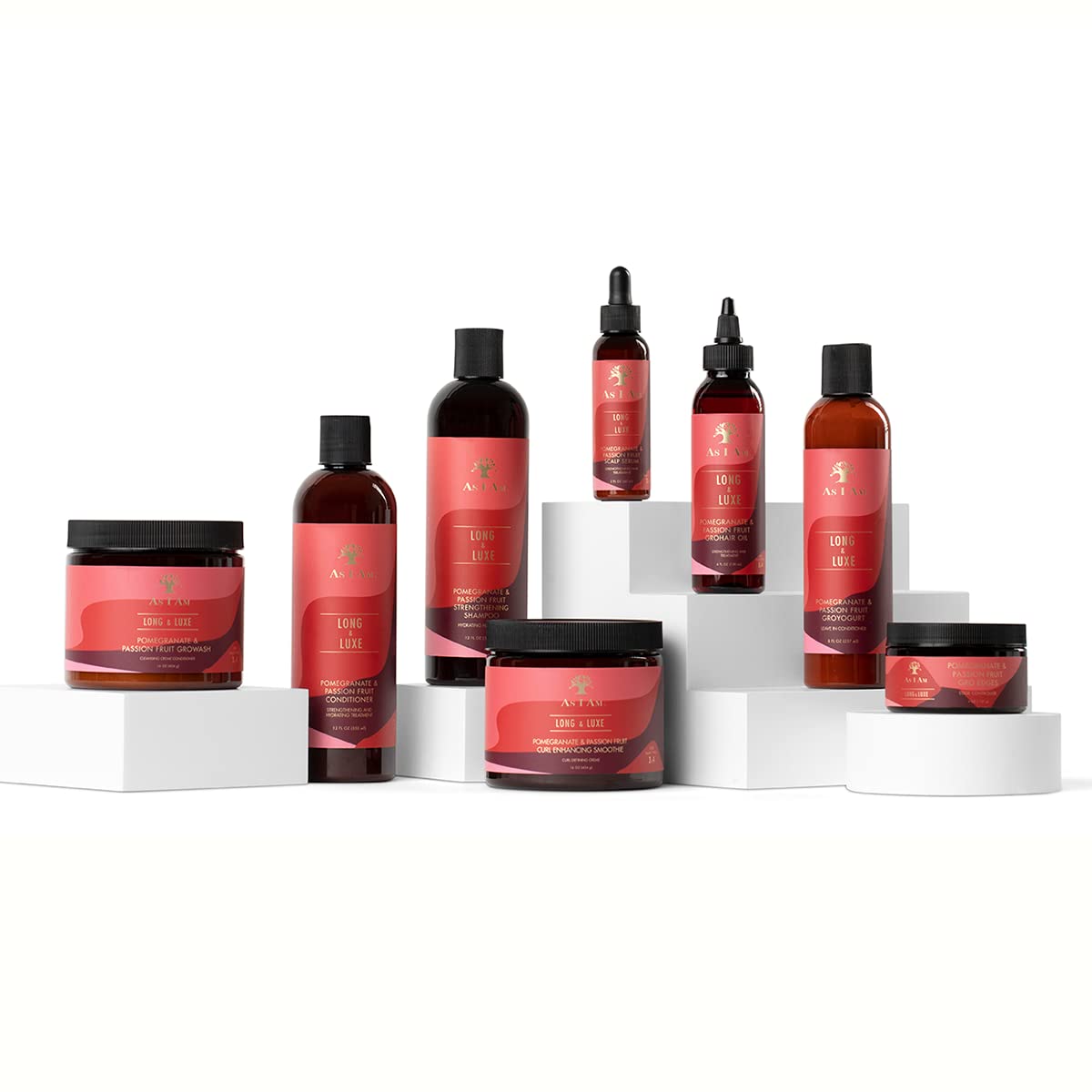 Das Bild zeigt As I Am Long und Luxe Strengthening Shampoo, Conditioner, GroHair Oil und andere Produkte aus dem Sortiment, angeordnet auf weißen Podesten vor weißem Hintergrund.