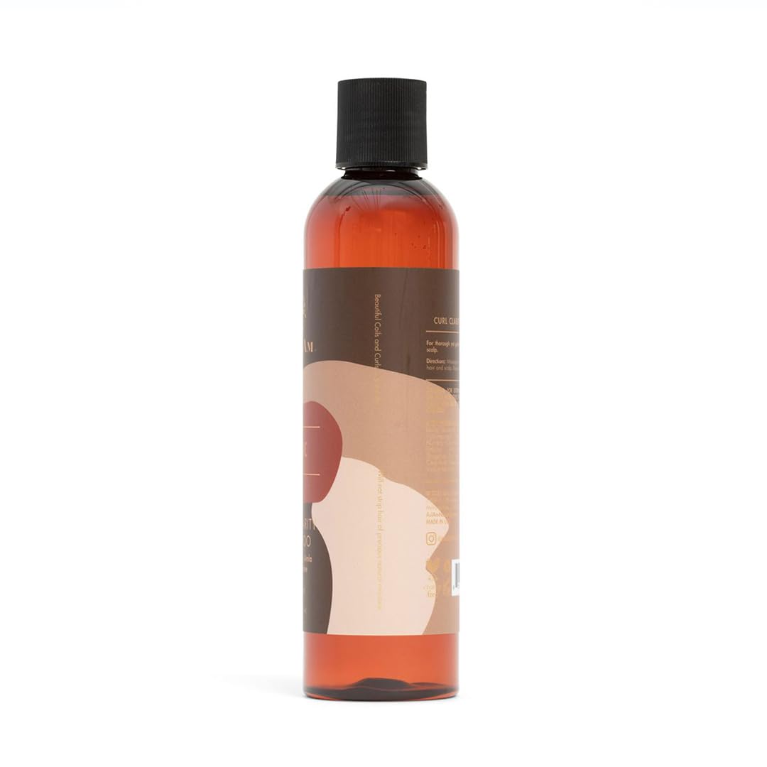 Rückseite einer braunen Shampooflasche mit weißem Etikett. Die Flasche enthält As I Am Curl Clarity Shampoo und zeigt die Zutatenliste und Gebrauchsanweisung.