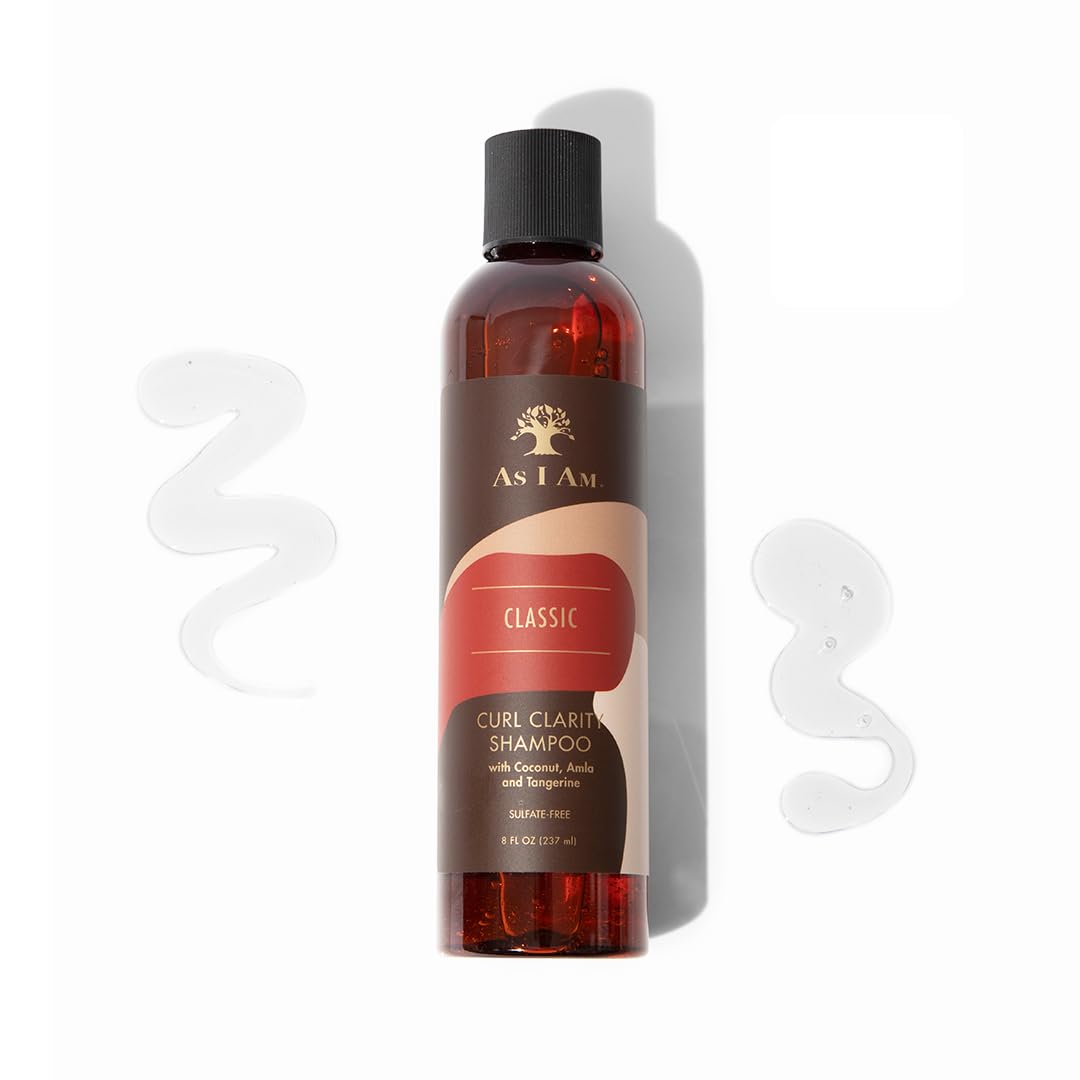 Auf weißem Hintergrund steht eine braune Shampooflasche mit weißem Etikett. Die Flasche enthält das As I Am Curl Clarity Shampoo und auf dem Etikett ist ein Baum abgebildet. Im Vordergrund ist ein Klecks Shampoo zu sehen.