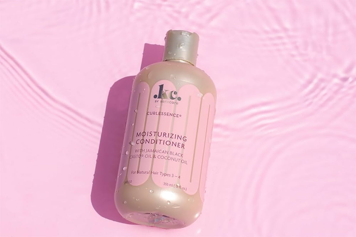 Flasche Keracare Curlessence Moisturizing Conditioner mit jamaikanischem schwarzem Rizinusöl und Kokosnussöl für natürliche Haartypen 3–4.