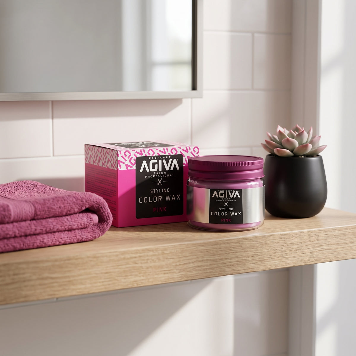 AGIVA Color Wax Rosa Glas und Box auf Holzregal mit rosa Handtuch und kleiner Sukkulente in schwarzem Topf.