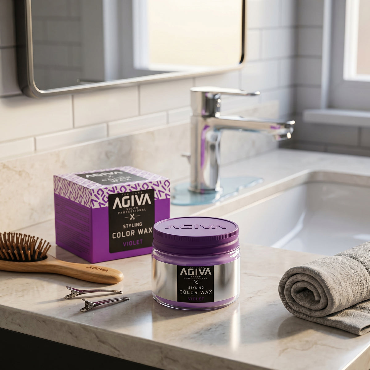 AGIVA Styling Color Wax Violet im violetten Glas auf dem Badezimmertisch mit Haarbürste und Haarspangen.