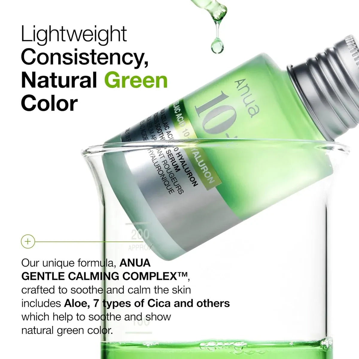 Anua 10+10 Hydrating Hyaluron Serum wird mit grüner Flüssigkeit in ein Glas gegossen und hebt die leichte Textur und die natürliche Farbe hervor.