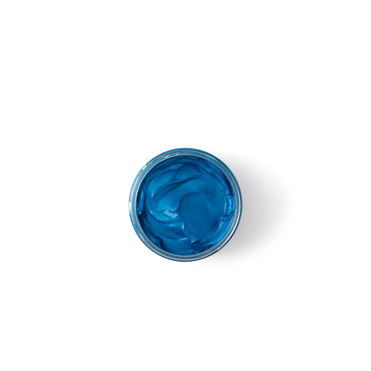 Ein Behälter mit der intensiven, kühlen blauen Farbe As I Am Curl Color, direkt von oben betrachtet, zeigt die reichhaltige Textur des Produkts.