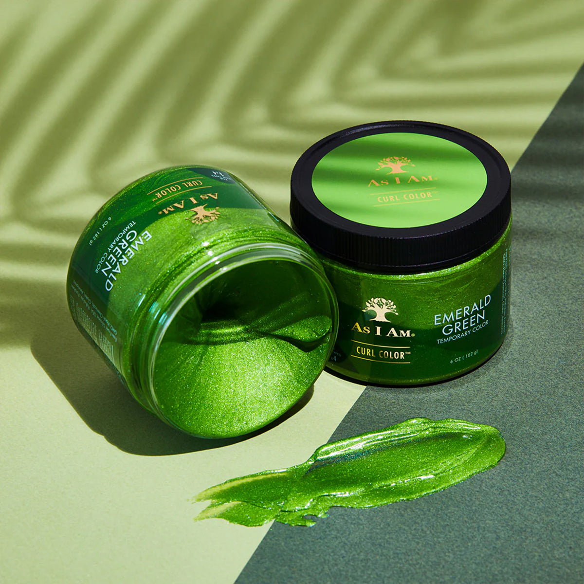 As I Am Curl Color Emerald Green – Produktpräsentation mit offenem und geschlossenem Tiegel und Farbprobe des grünen Gels.