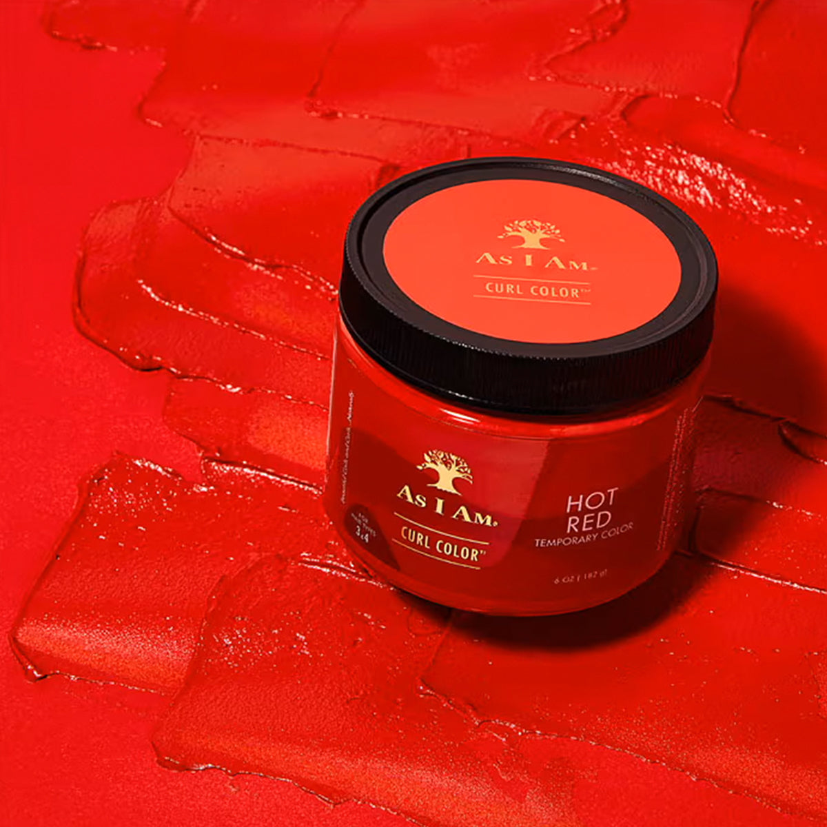 As I Am Curl Color Hot Red – rotes Haarfärbegel auf rotem Hintergrund.