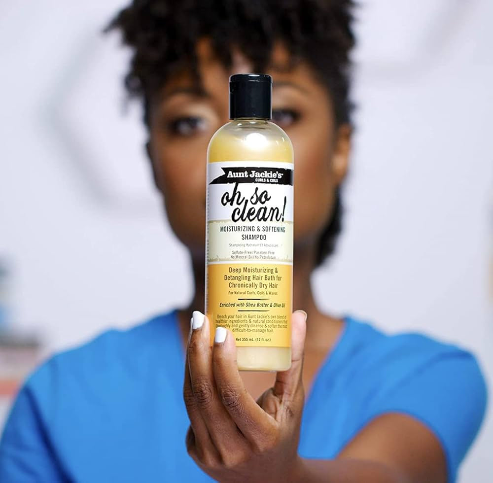 Nahaufnahme einer Frau mit Tante Jackies Curls & Coils Oh So Clean Moisturizing & Softening Shampoo.