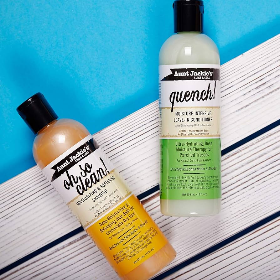 Bild von zwei Haarpflegeprodukten von Aunt Jackie's Curls & Coils: „Oh So Clean Moisturizing & Softening Shampoo“ (vorne) und „Quench! Moisture Intensive Leave-In Conditioner“ (hinten).