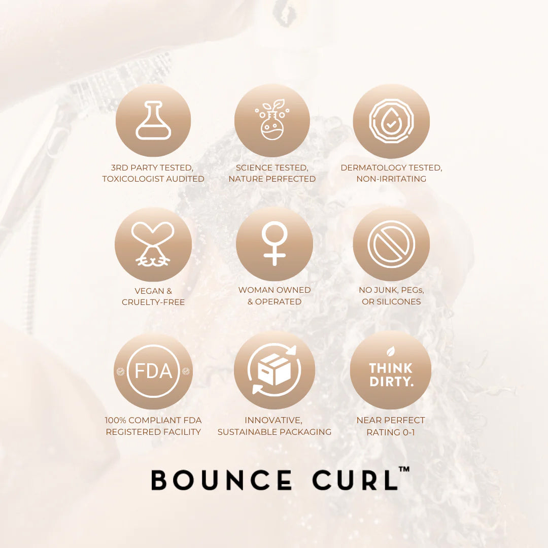 Zertifizierungen und Vorteile des Bounce Curl Ayurvedic Deep Conditioner 237 ml werden auf goldenen Symbolen auf dem Hintergrund von lockigem Haar angezeigt.