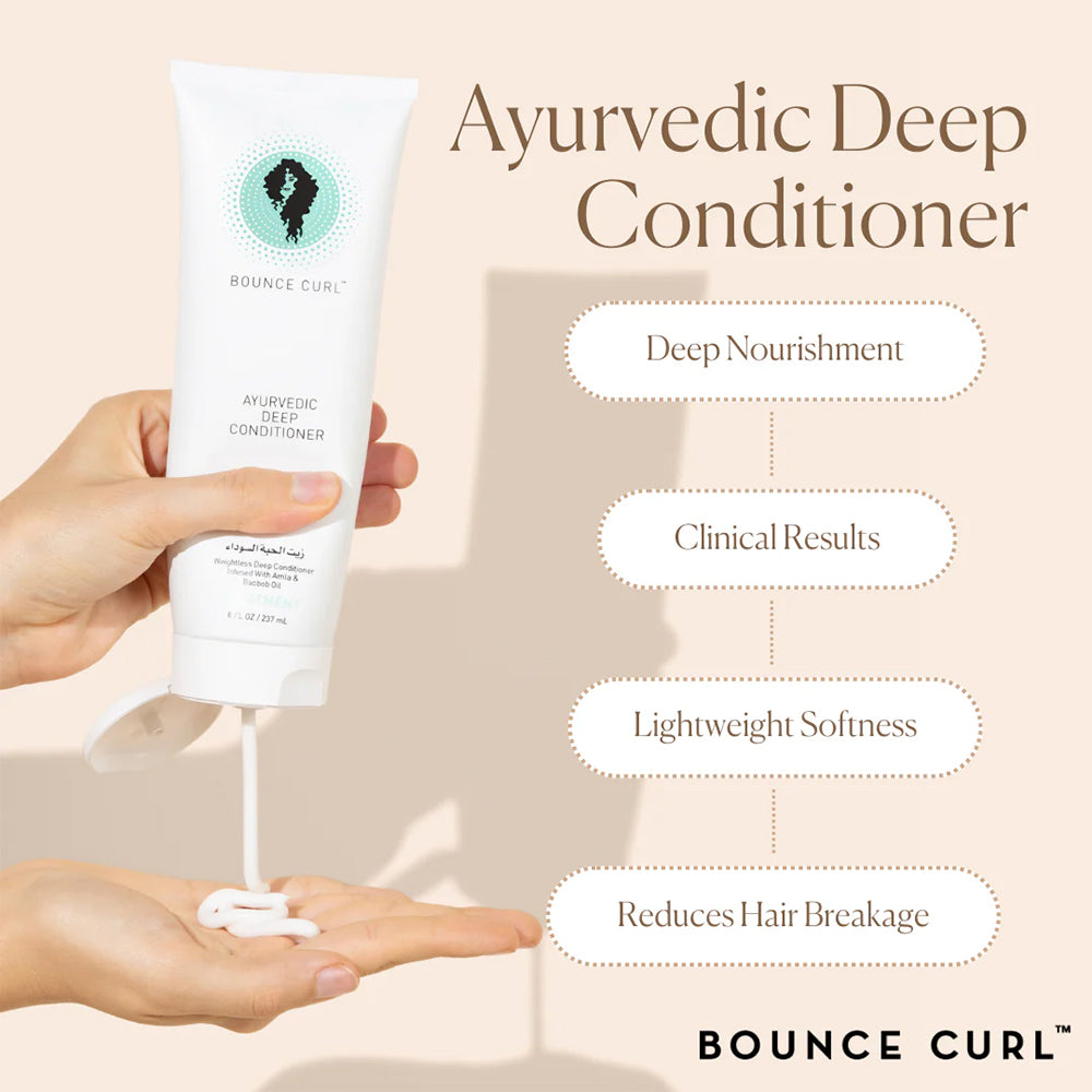 Bounce Curl Ayurvedic Deep Conditioner 237 ml wird in der Hand ausgedrückt, wobei der Schwerpunkt auf Weichheit, Pflege und weniger Haarbruch liegt.