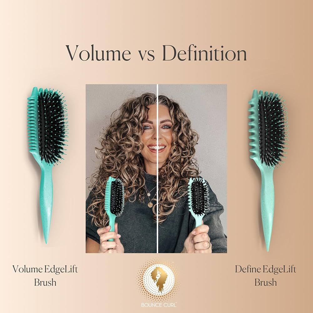 Lockiges Haar, gestylt mit Bounce Curl Define EdgeLift Brush Teal, zeigt den Unterschied zwischen Volumen und Definition.