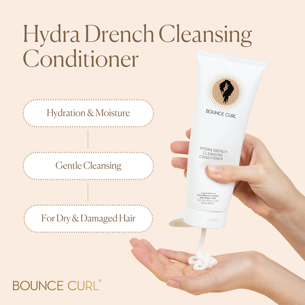 Hand drückt Bounce Curl Hydra-Drench Cleansing Conditioner 237 ml in die Handfläche vor beigem Hintergrund mit Pflegesymbolen.
