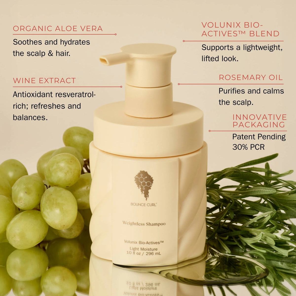Bounce Curl Weightless Shampoo mit Volunix Bio-Actives, umgeben von grünen Trauben und Rosmarinzweigen, die Bio-Inhaltsstoffe präsentieren.