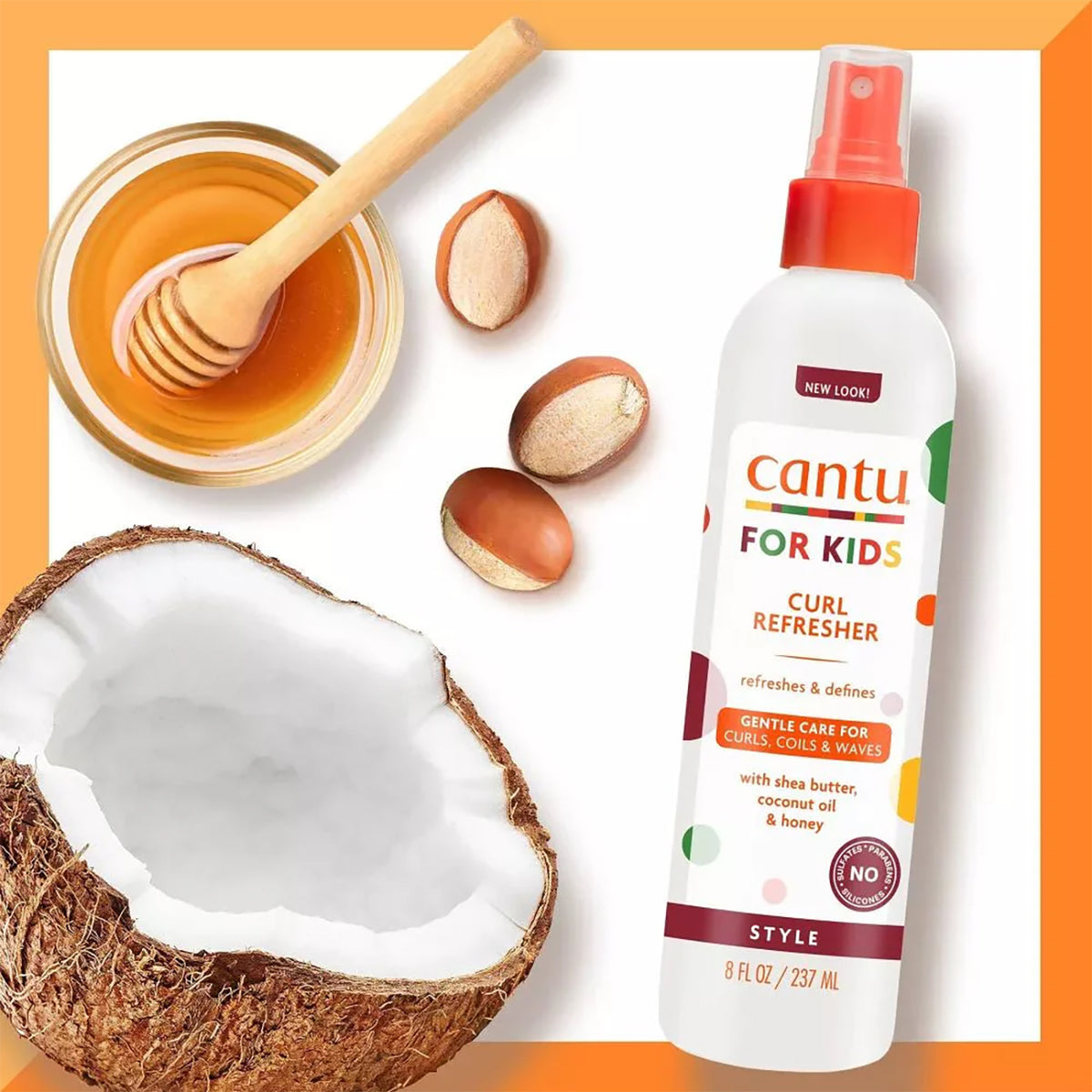 Eine weiße Sprühflasche mit orangefarbenem Deckel von Cantu For Kids Curl Refresher wird neben Abbildungen einer halben Kokosnuss, einer Schüssel Honig und einem Honiglöffel sowie Sheanüssen platziert.