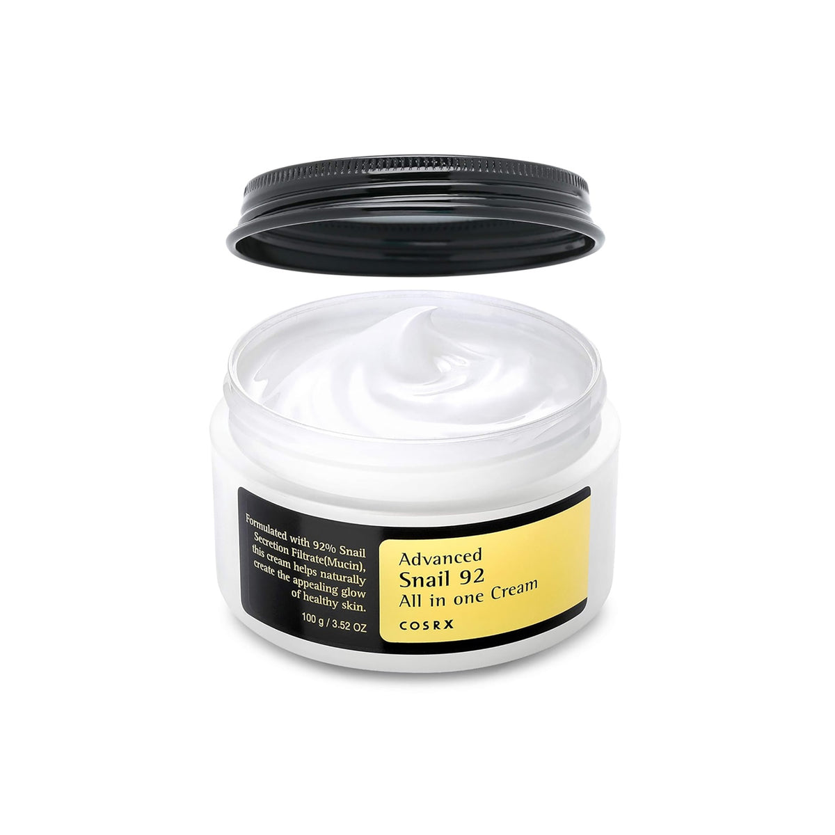 Offenes Glas Cosrx Advanced Snail 92 Cream 100 g, weiße Feuchtigkeitscreme mit glänzender Textur und schwarzem Deckel.