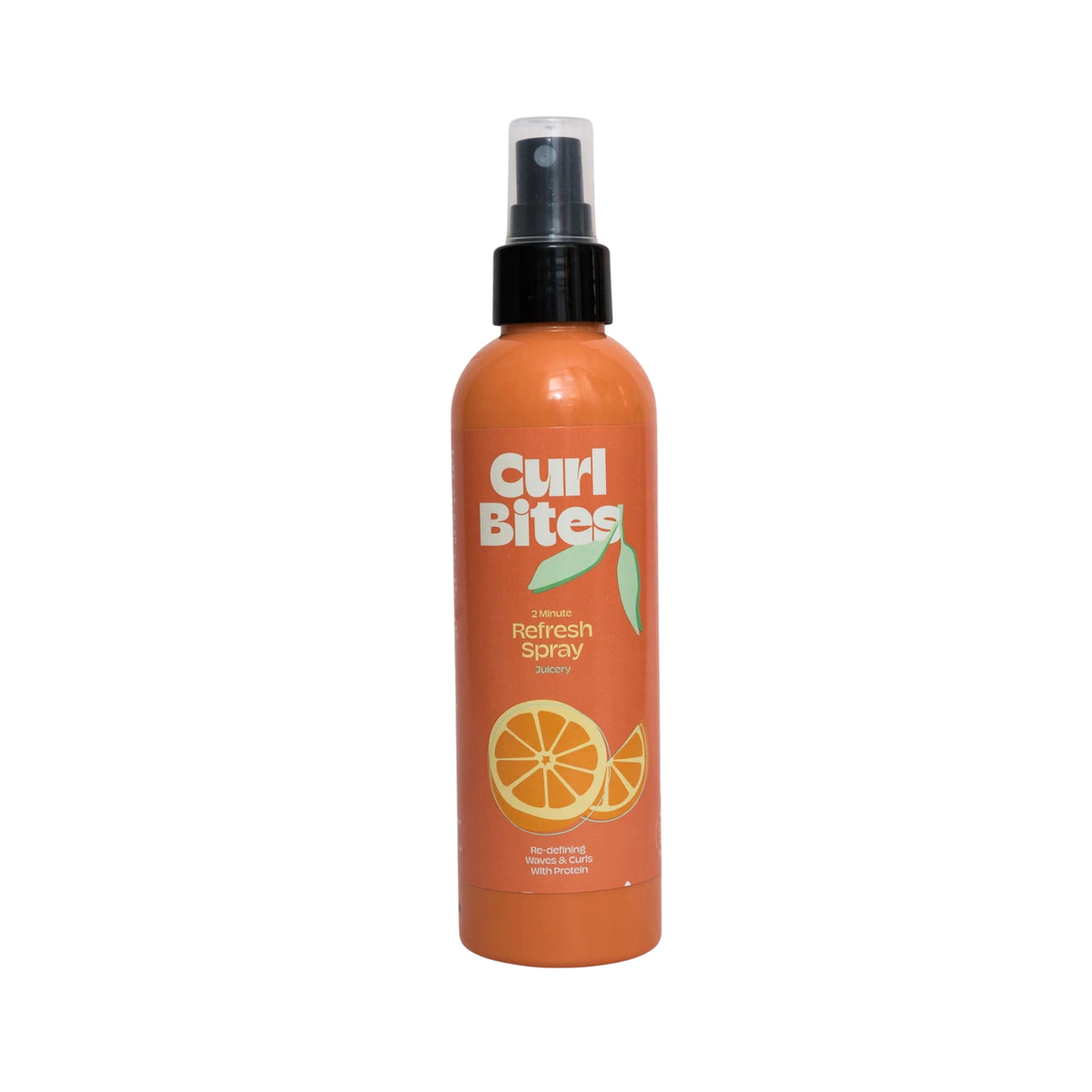 Orangefarbene Sprühflasche mit Curl Bites 2 Minute Refresh Spray und orangefarbener Illustration vor weißem Hintergrund.
