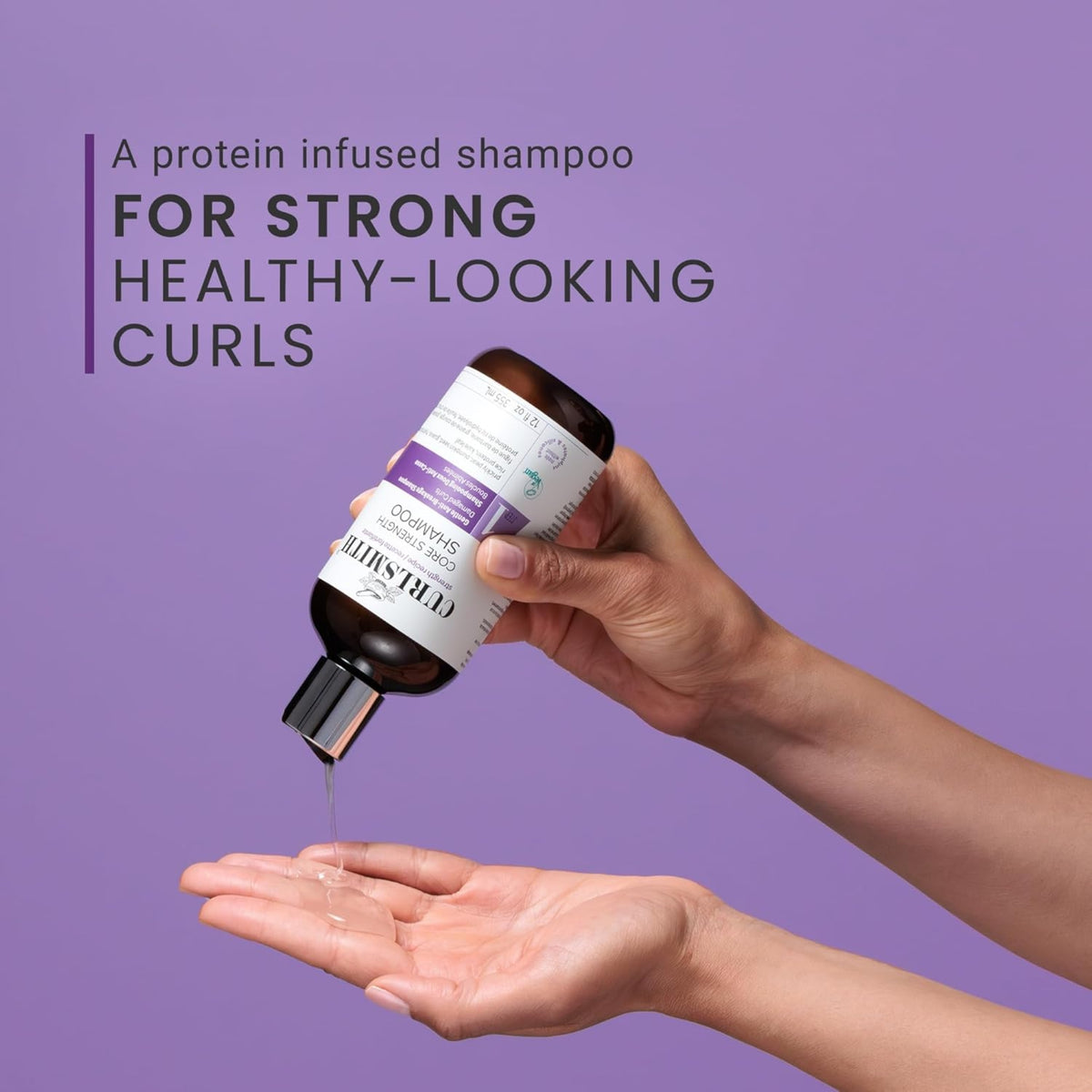 Geben Sie das Curlsmith Core Strength Shampoo von Hand in Ihre Handfläche, ein mit Proteinen angereichertes Shampoo für kräftige Locken.