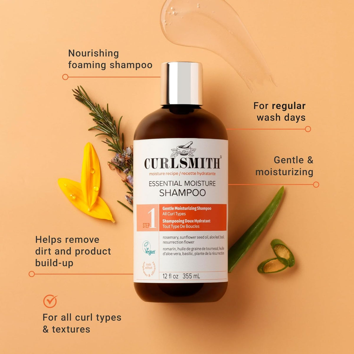 Curlsmith Essential Moisture Shampoo-Flasche mit Rosmarin, Aloe Vera und Blumen auf hellorangefarbenem Hintergrund.