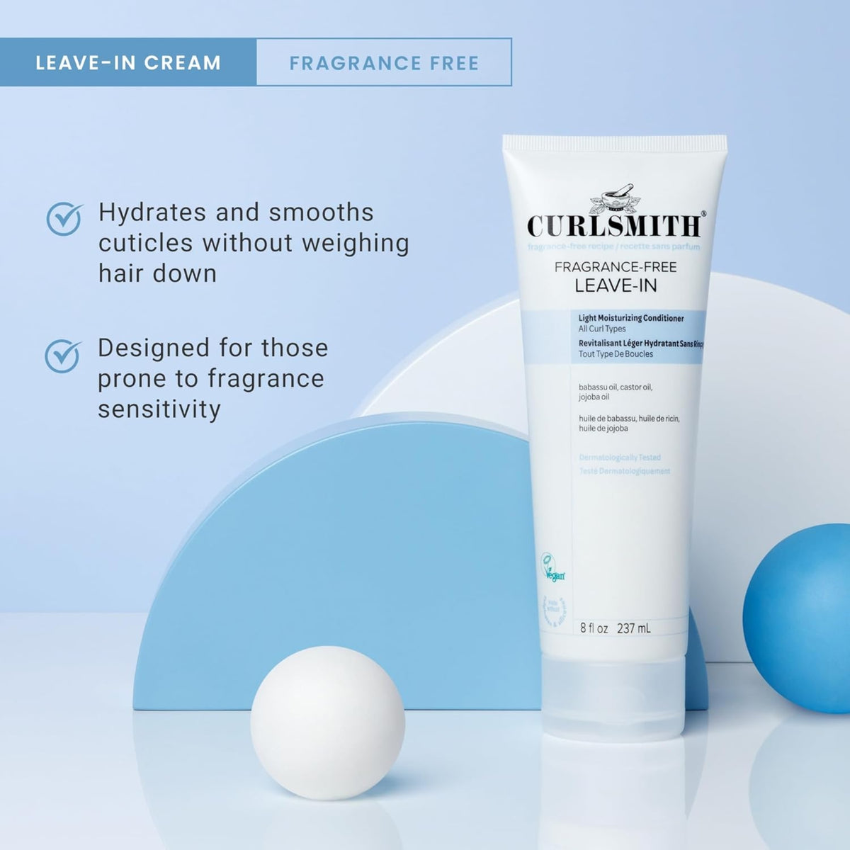 Parfümfreie Leave-In-Creme von Curlsmith in weißer Tube, 237 ml, zwischen blauen und weißen Zierkugeln.