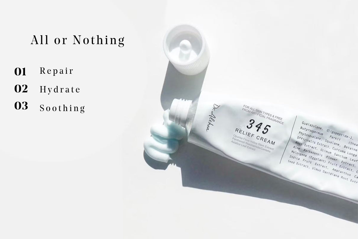 Dr. Althea 345 Relief Cream 50ml aus Tube gepresst in hell, mit offenem Deckel und cremiger, hellblauer Textur auf weißem Hintergrund.