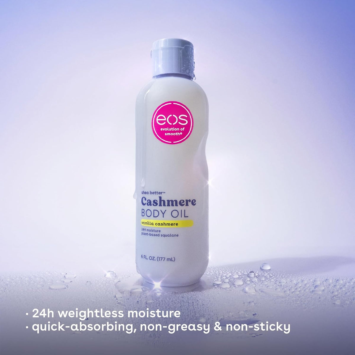 eos Shea Better Cashmere Körperöl mit Vanille-Kaschmir-Duft, weiße Flasche mit rosa Logo auf nasser Oberfläche.