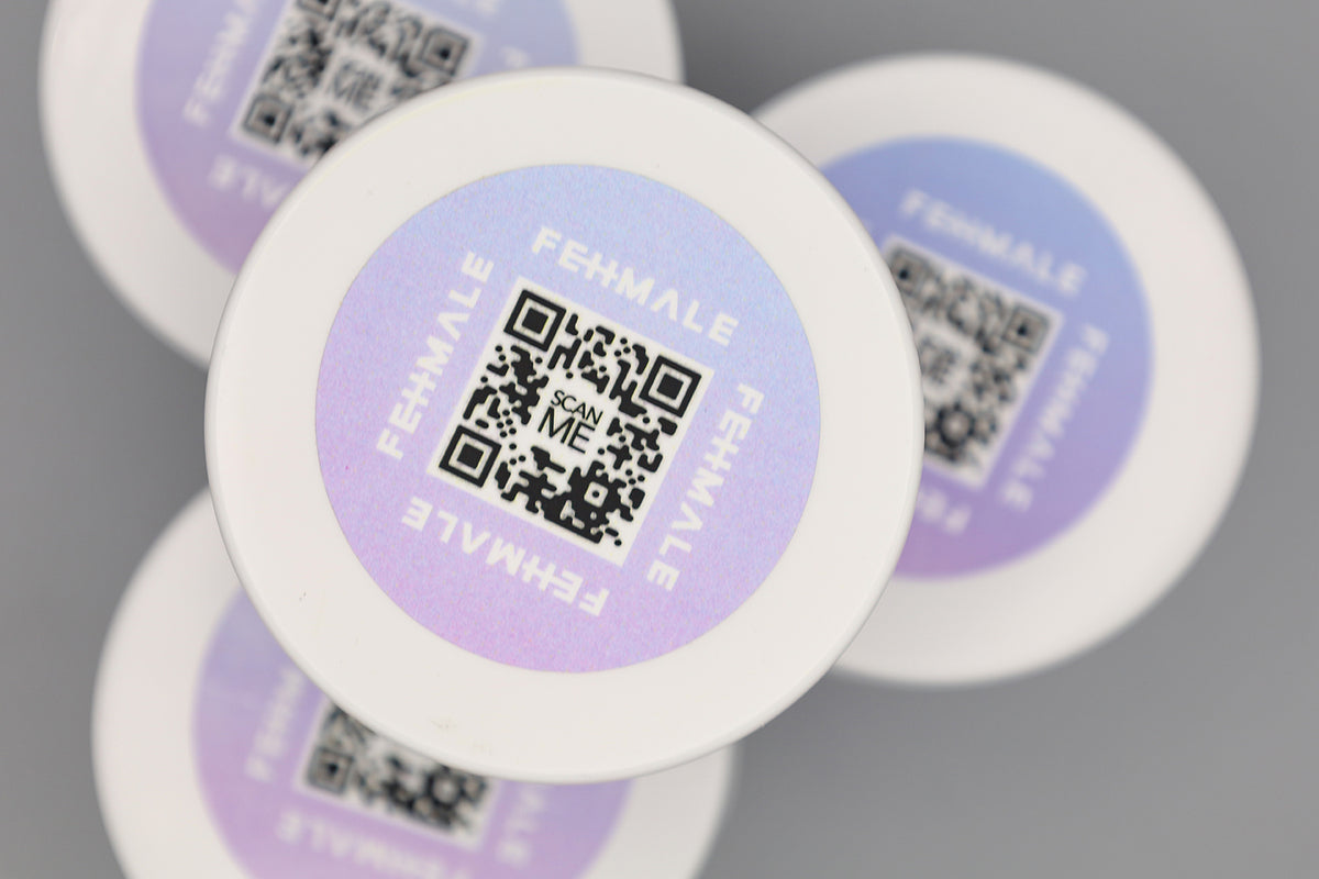 Deckel mit lila Etikett und QR-Code auf Fehmale Lightweight Curl Cream 150 ml, entwickelt für die Pflege von lockigem Haar.