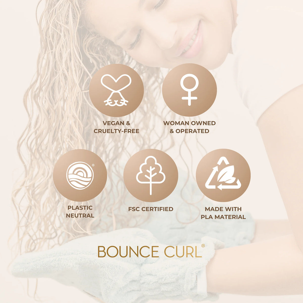 Frau trocknet lockiges Haar mit Bounce Curl Hair Drying Mittens in Mintgrün, umgeben von Nachhaltigkeitssymbolen.