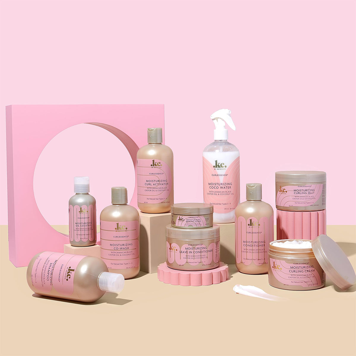 Bild der KeraCare Curlessence-Reihe, einschließlich Shampoo, Spülung, Co-Wash, Lockenaktivator, Lockengelee, Lockencreme und Leave-in-Conditioner.