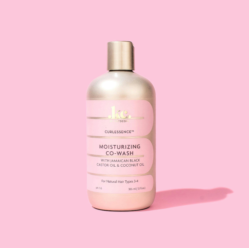 KeraCare Curlessence Moisturizing Co-Wash 355 ml in rosa Flasche mit goldenem Deckel vor rosa Hintergrund.