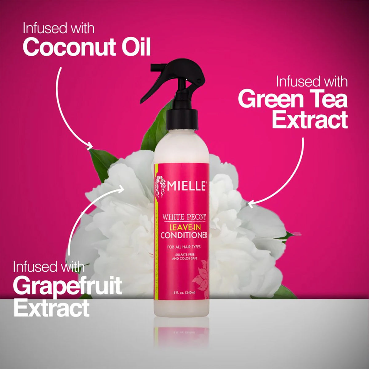 Mielle White Peony Leave-In Conditioner (240 ml) präsentiert vor einer weißen Pfingstrose und hebt die Inhaltsstoffe Kokosöl, Grüntee-Extrakt und Grapefruit-Extrakt hervor.
