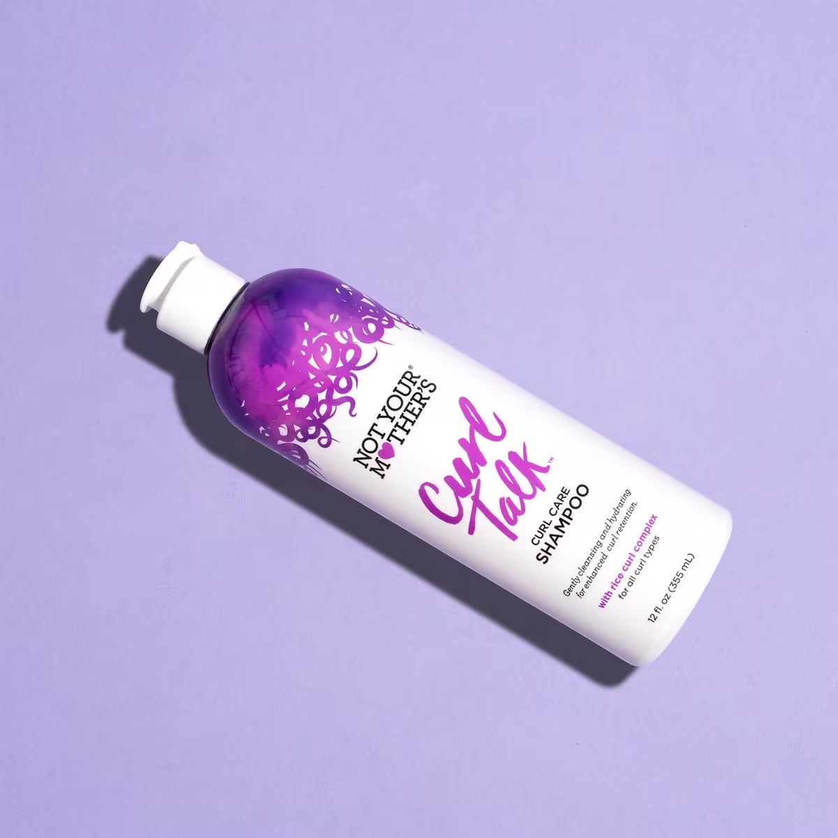 Produktbild von Not Your Mother's Curl Talk Shampoo für Locken vor einem violetten Hintergrund, der eine alternative Präsentation bietet.