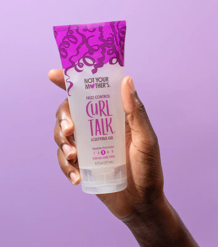 Eine Hand hält das Curl Talk Frizz Control Sculpting Gel von Not Your Mother vor einem violetten Hintergrund.