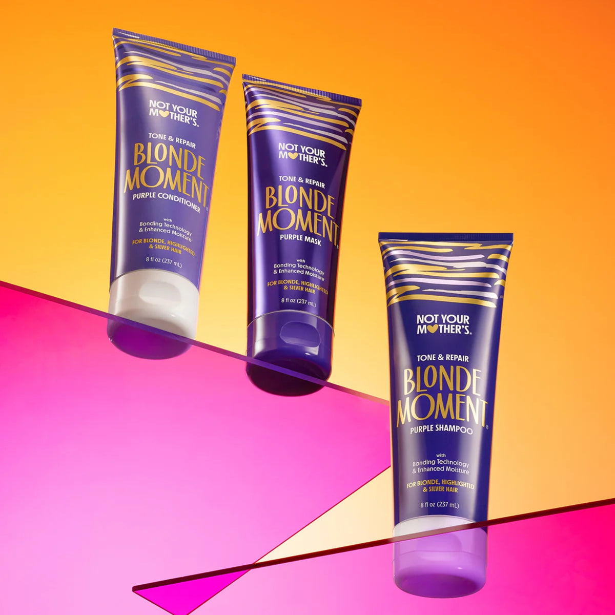 Not Your Mother's Blonde Moment Lila-violettes Shampoo, Spülung und Haarmaske vor einem orange-rosa Hintergrund.