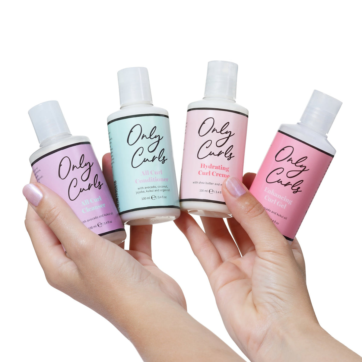 To hænder holder fire Only Curls produkter: All Curl Cleanser, All Curl Conditioner, Hydrating Curl Creme og Enhancing Curl Gel i 100 ml flasker.