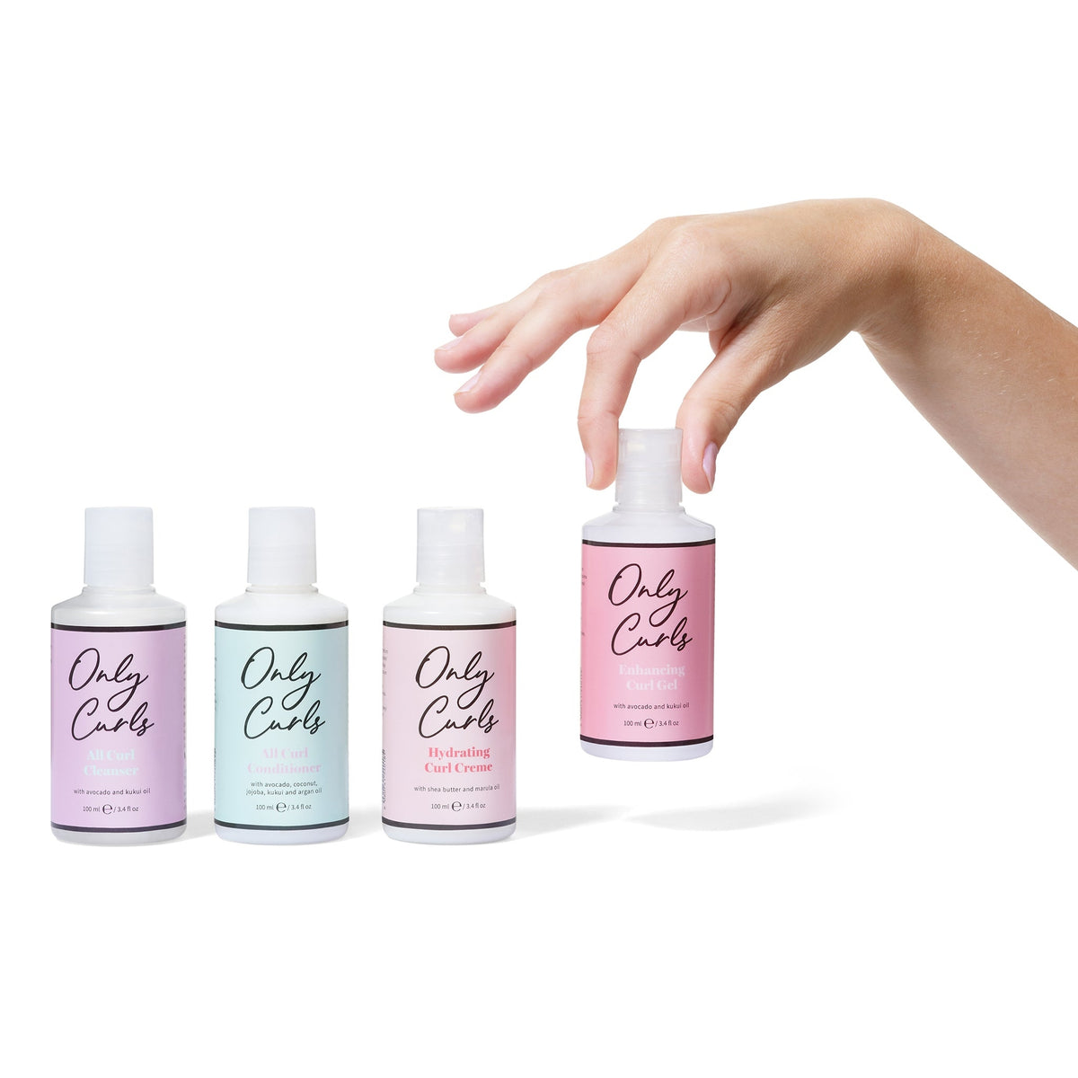 Only Curls hårplejesæt med fire flasker: cleanser, conditioner, curl creme og hånd der holder curl gel.