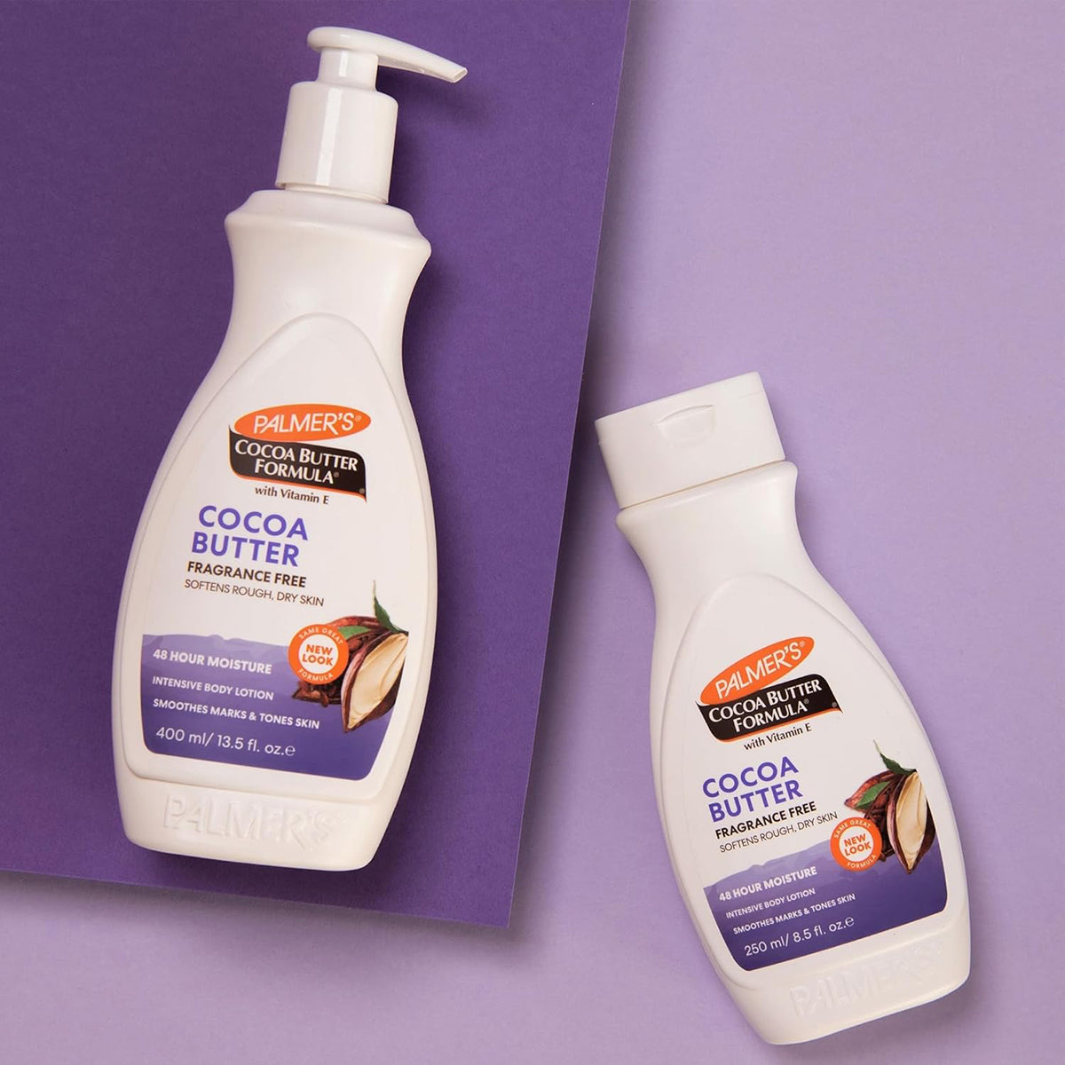 Zwei Flaschen parfümfreie Palmer's Cocoa Butter Formula Lotion: eine große 400-ml-Pumpflasche und eine kleinere 250-ml-Flasche. Beide sind für empfindliche Haut konzipiert.