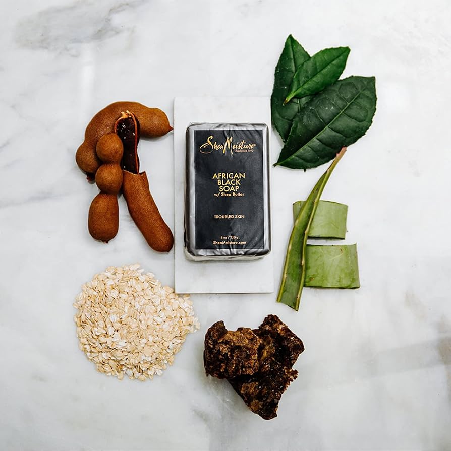 Shea Moisture Afrikanische schwarze Seife, 230 g. Naturseife mit Sheabutter für unreine Haut. Optisch präsentiert mit natürlichen Inhaltsstoffen wie Hafer, Aloe Vera und Tamarinde.
