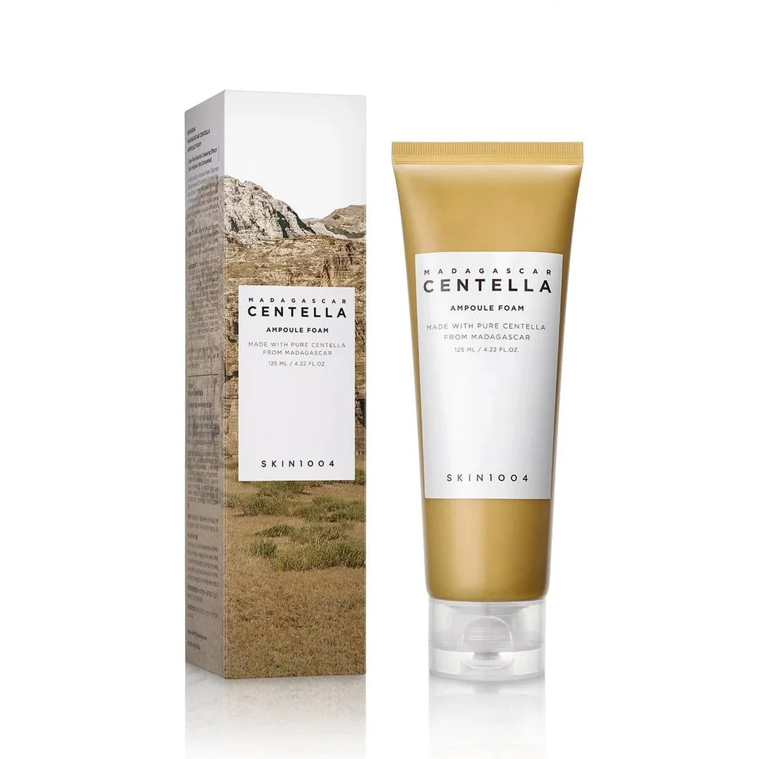 SKIN1004 Madagascar Centella Ampullenschaum 125 ml in goldener Tube neben Box mit Naturmotiv in Braun- und Grüntönen.